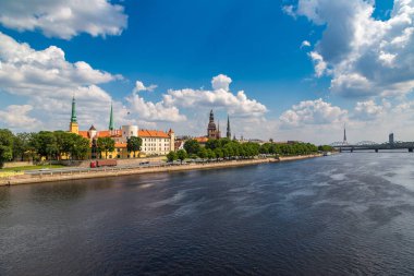 Panoramic görüntülemek eski kent Riga'da bir güzel yaz günü, Letonya