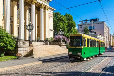 Finlandiya 'da güzel bir yaz gününde Helsinki' de toplu taşıma, eski tramvay