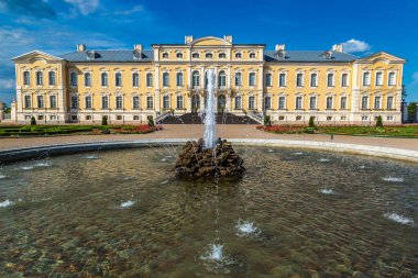 Rundale sarayda bir güzel yaz günü, Letonya