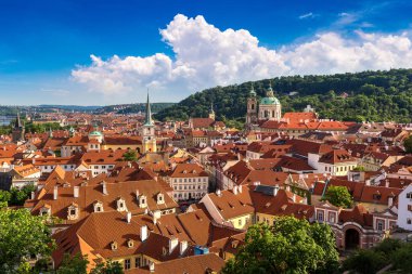 Panoramik hava görünümünde Prag bir güzel yaz günü, Çek Cumhuriyeti