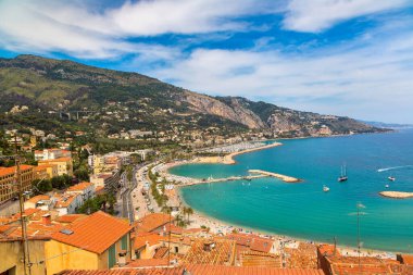 Panoramik Menton üzerinde Fransız Riviera bir güzel yaz günü, Fransa