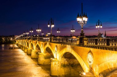 Pont de Pierre, Bordeaux 'daki eski taş köprü Fransa' nın güzel bir yaz gecesinde