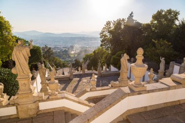 BOM Jesus mı Braga Monte manastırda bir güzel yaz günü, Portekiz