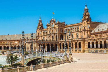 İspanyolca (Plaza de Espana) Meydanı'nda bir güzel yaz günü, İspanya Sevilla