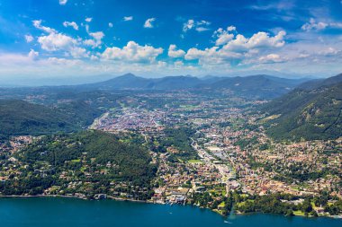 Güzel yaz günü içinde İtalya Como Gölü'nün panoramik havadan görünümü