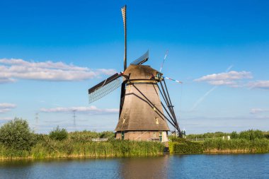 Yel değirmenleri ve doğal su kanalı bir