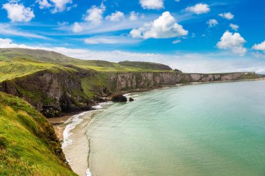 Carrick-a-Rede, Causeway Sahili Rotası bir güzel yaz günü, Kuzey İrlanda, İngiltere