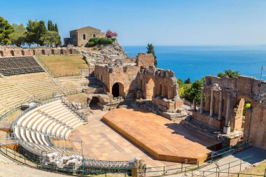 Güzel yaz günü Taormina, Sicilya, İtalya için antik Yunan tiyatro kalıntıları