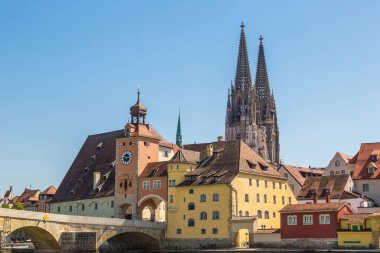 Regensburg ve Katedrali, bir güzel yaz günü Almanya'da