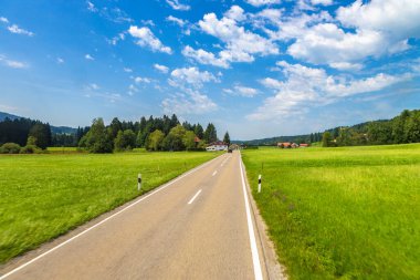 Almanya'da, bir güzel yaz günü Bavyera'da asfalt yol