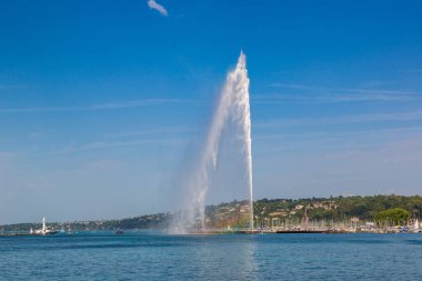 Geneva Gölü ve Jet d'Eau havuza bir güzel yaz günü, İsviçre Cenevre