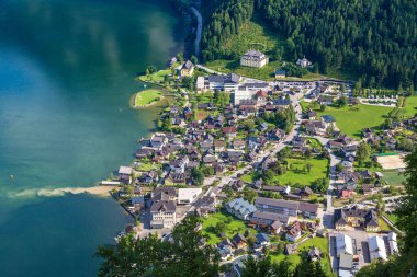 Ünlü Hallstatt dağ köyü, Salzkammergut, bir güzel yaz günü Avusturya'da panoramik havadan görünümü