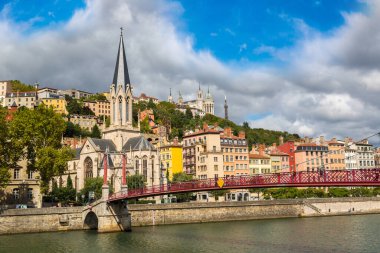 Yaya Saint Georges yaya köprüsü ve bir güzel yaz günü Saint Georges kilisede Lyon, Fransa