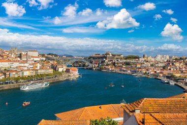 Panoramik hava görünümünde Porto Dom Luis köprünün bir güzel yaz günü, Portekiz