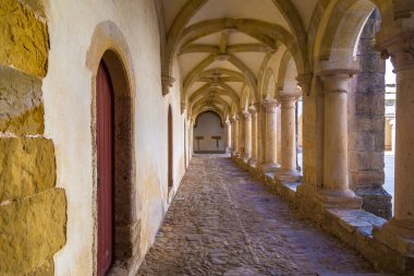 Merkezi kare iç Ortaçağ Templar kalede tomar bir güzel yaz günü, Portekiz