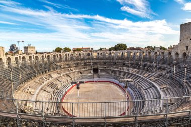 Arena ve Roma amfitiyatrosu Arles, Fransa 'da güzel bir yaz gününde