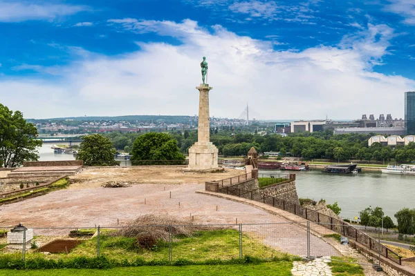 Pobednik 기념물과 여름날에 베오그라드 세르비아에서 Kalemegdan — 스톡 사진