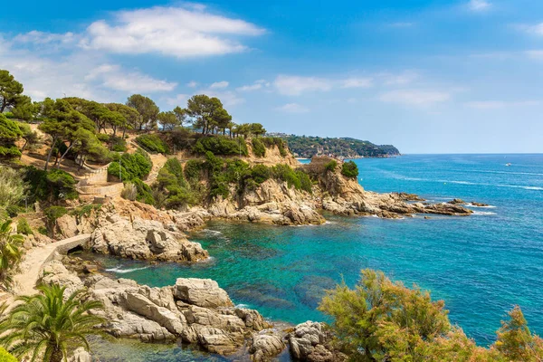 Sahil Lloret de Mar içinde bir güzel yaz gün, Costa Brava buzlu,