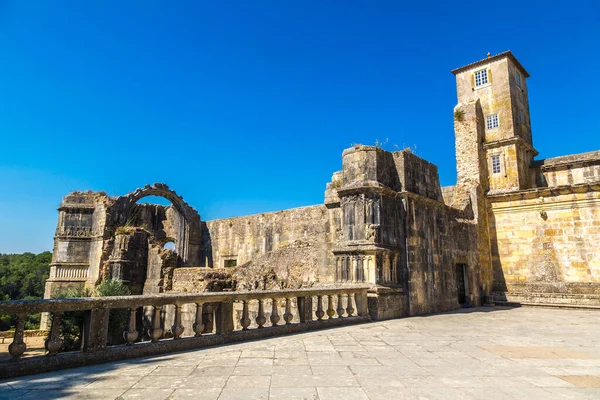 美しい夏の日 ポルトガル トマールで中世のテンプル騎士団城 — ストック写真
