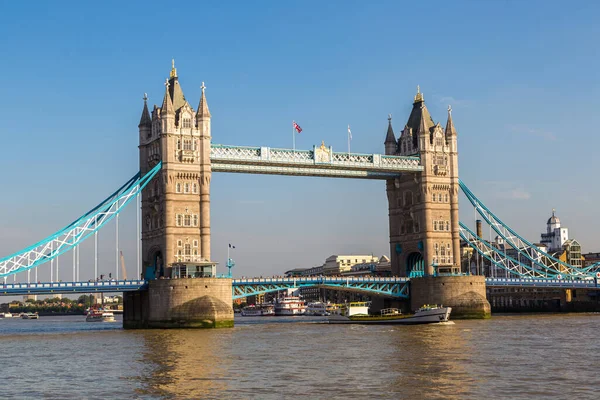 Γέφυρα Πύργων Στο Λονδίνο Μια Όμορφη Καλοκαιρινή Μέρα Αγγλία Ηνωμένο — Φωτογραφία Αρχείου