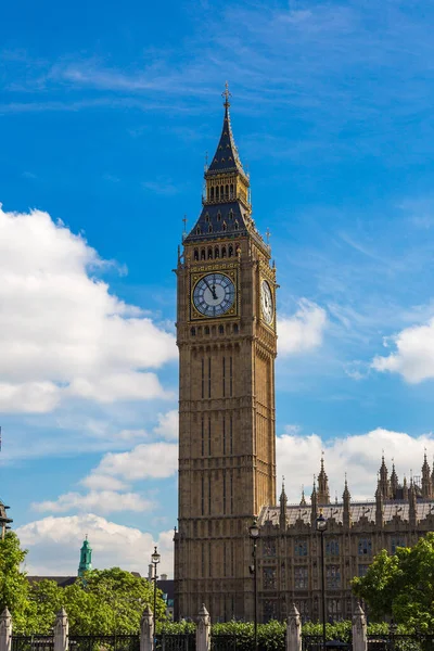 美しい夏の日にロンドンの曇り空に対するビッグベン時計塔の閉鎖 イギリス イギリス — ストック写真