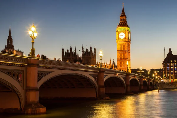 กเบน านของร ฐสภาและสะพาน Westminster ในลอนดอนในค นฤด อนท สวยงาม งกฤษ สหราชอาณาจ — ภาพถ่ายสต็อก