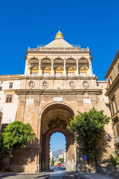 Porto Nuovo İtalya'nın Palermo, kapıda bir güzel yaz günü