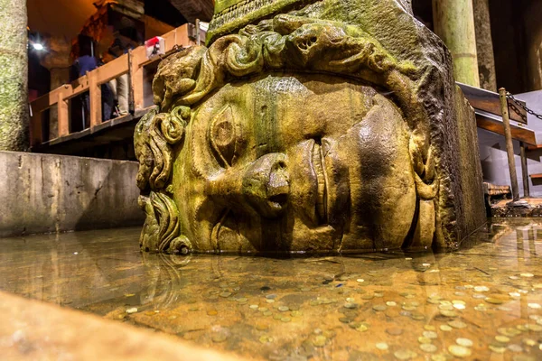 Yerebatan Sarnıcı, Istanbul, Türkiye içinde Medusa kafasından bir güzel yaz günü