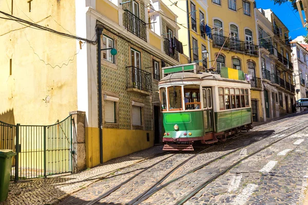 美しい夏の日 ポルトガルのリスボンの市内中心部でビンテージの路面電車 — ストック写真