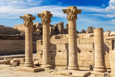 Güneşli bir günde Dendera Tapınağı, Luxor, Mısır