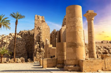 Karnak Tapınağı güneşli bir günde, Luxor, Mısır