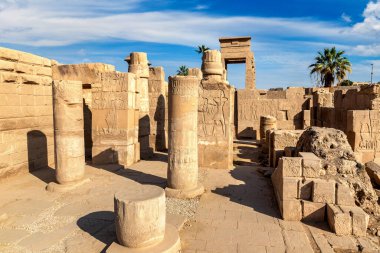 Karnak Tapınağı güneşli bir günde, Luxor, Mısır