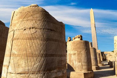 Karnak Tapınağı güneşli bir günde, Luxor, Mısır