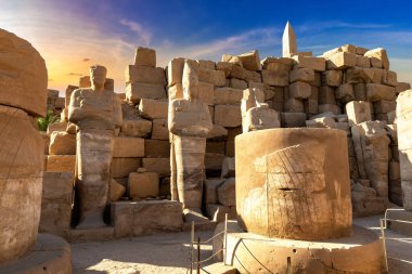 Karnak Tapınağı güneşli bir günde, Luxor, Mısır