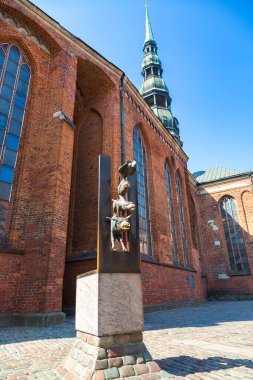 Riga, Letonya 'da güzel bir yaz gününde Bremen şehir müzisyenlerinin anıtı