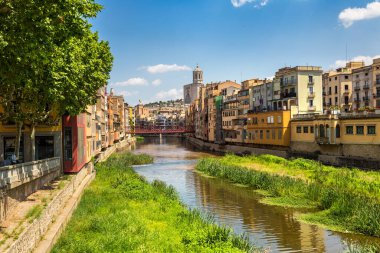 Renkli evleri, Eiffel Köprüsü ve Saint Mary Katedrali Girona, arka planda bir güzel yaz günü, Catalonia, İspanya