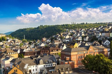 Almanya 'da güzel bir yaz gününde Idar-Oberstein' in panoramik hava manzarası