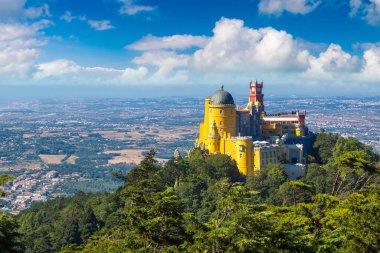 Pena Ulusal Sarayı Sintra'panoramik manzarasına güzel yaz gün, Portekiz