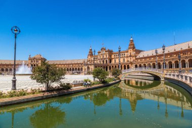 İspanyolca (Plaza de Espana) Meydanı'nda bir güzel yaz günü, İspanya Sevilla