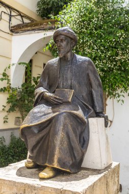 Cordoba 'da Ben Maimonides' in güzel bir yaz günü heykeli, İspanya