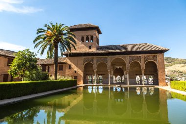 Güzel yaz gün, İspanya Granada'da Alhambra palace sarayda Partal