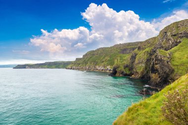 Carrick-a-Rede, Causeway Sahili Rotası bir güzel yaz günü, Kuzey İrlanda, İngiltere