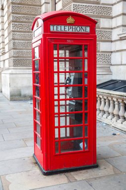 Güzel bir yaz gününde Londra 'da kırmızı telefon kulübeleri (kabinler), Londra, İngiltere, Birleşik Krallık