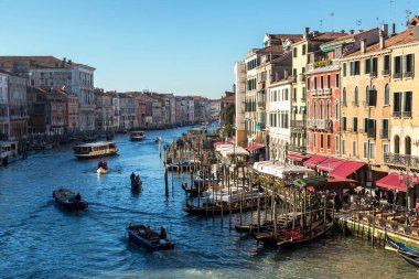 Güzel yaz günü İtalya'da Venedik, Canal Grande üzerinde gondol