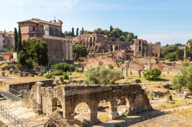 Roma, İtalya 'da bir yaz gününde antik Forum kalıntıları