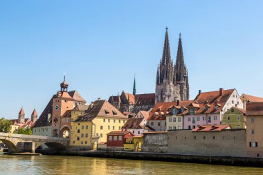 Regensburg ve Katedrali, bir güzel yaz günü Almanya'da