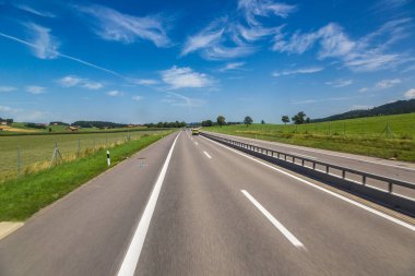 Güzel yaz günde İsviçre asfalt yol