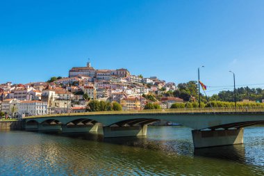 Eski bir güzel yaz günü şehirde Coimbra, Portekiz