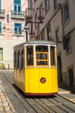 Gloria füniküler bir güzel yaz günü, Portekiz Lizbon şehir merkezi