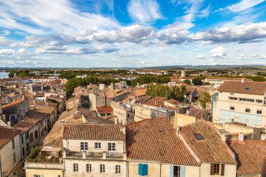 Arles, bir güzel yaz günü Fransa'da havadan panoramik görünümü